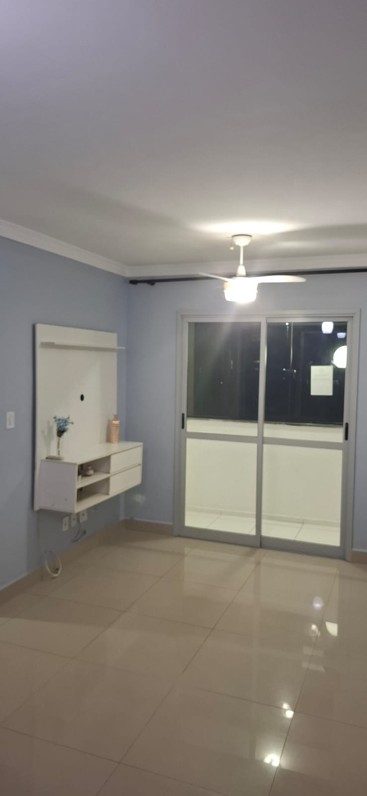 Sala do apartamento com acesso à varanda